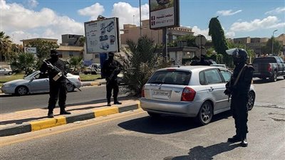 قائد جماعة مسلحة ليبية يهدد بإغلاق مؤسسات الدولة في طرابلس 