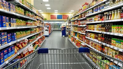 التموين تحذر التجار من تخزين السلع الغذائية