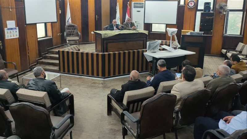 محافظ بني سويف يناقش