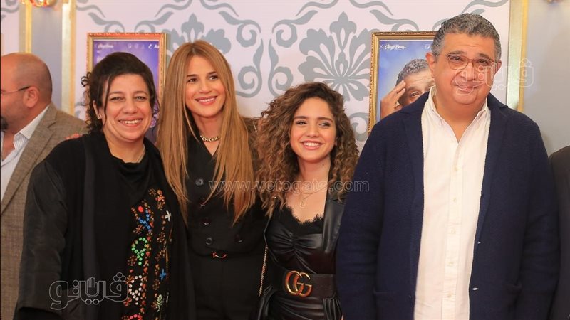 أبطال موضوع عائلي