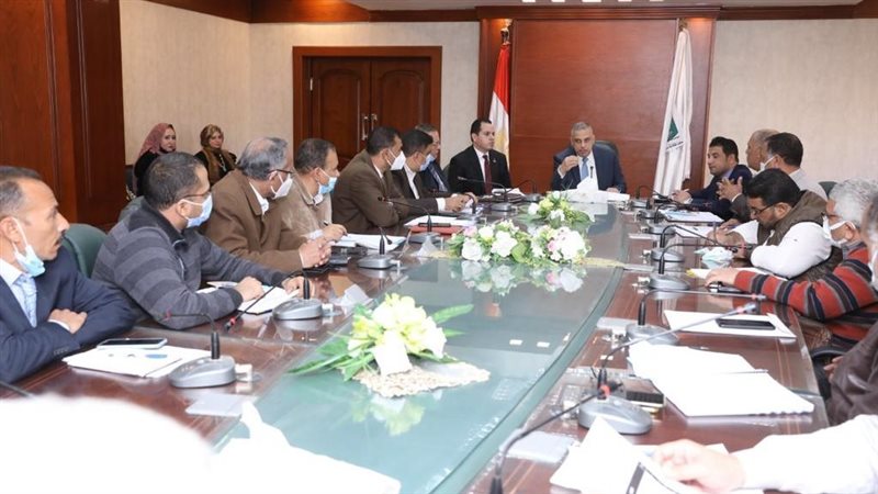 محافظ سوهاج يبحث