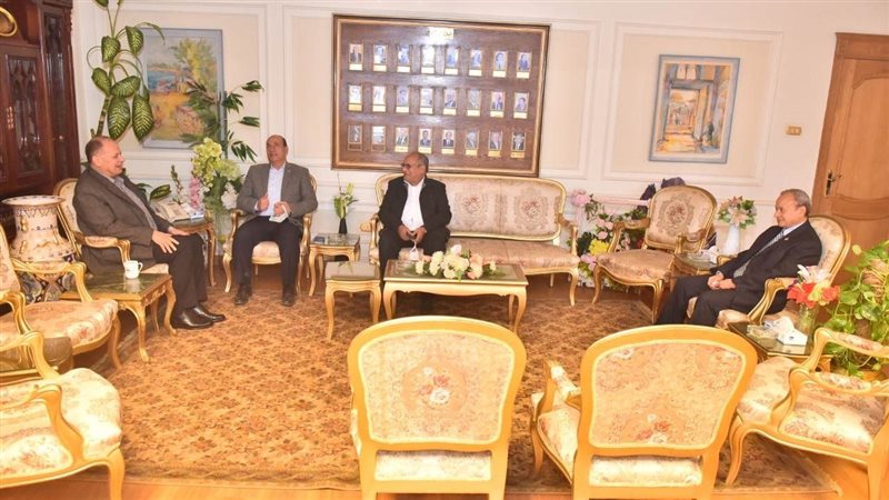 محافظ أسيوط يناقش