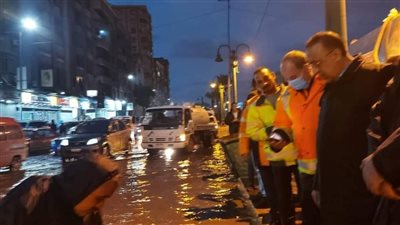 محافظ الإسكندرية يتابع أعمال رفع وتصريف مياه الأمطار بالعجمي|صور 