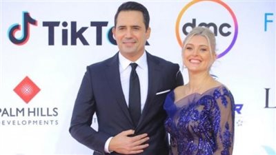 خطفت الأضواء مني.. ظافر العابدين يتحدث عن جمال زوجته | فيديو