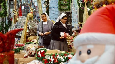 راهبات وقساوسة ومسلمون.. شارع شبرا يحتضن محتفلي عيد رأس السنة الميلادية|صور 