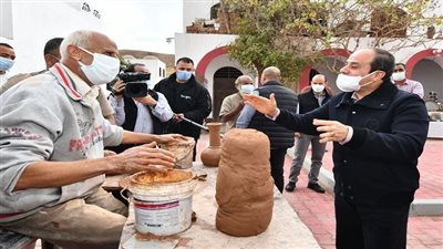 السيسي يتفقد ورش الفخار بمصر القديمة | صور