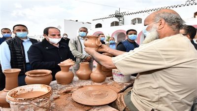  بسام راضي: الرئيس يتفقد منطقتي مصر القديمة وسور مجري العيون الذي يمتد من منطقة فم الخليج إلي قلعة صلاح الدين لمدها بالماء.. يتبادل التحية مع المواطنين والعاملين في ورش الفخار حيث أستمع إلى طلباتهم 