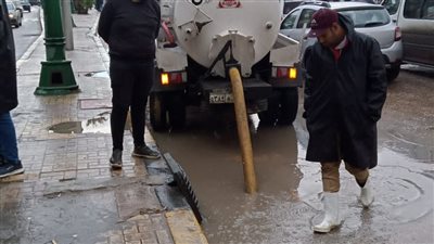 مع استمرار نوة الفيضة الصغري..صرف الإسكندرية تواصل سحب مياه الأمطار 