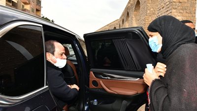 لفتة إنسانية| السيسي يستمع لطلبات سيدات مصر القديمة ويلتقط صورا مع الأطفال 