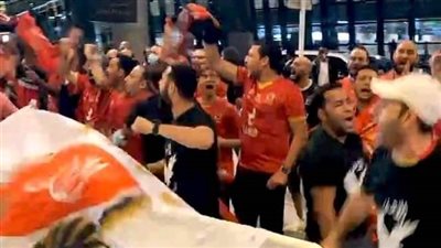 جماهير الأهلي تستقبل الفريق في مطار الدوحة قبل مباراة السوبر الأفريقى