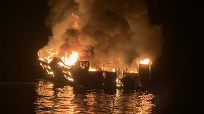 حريق هائل يلتهم سفينة في بطرسبورج الروسية.. وإصابة 3 أشخاص | فيديو