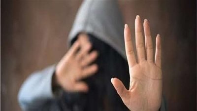  تحسس مناطق عفتها أثناء الكشف.. ربة منزل تتهم طبيبًا بالتحرش بها 