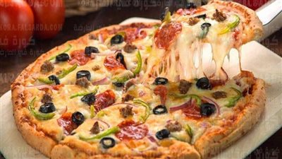 طريقة عمل البيتزا في البيت.. زي المحلات