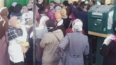 زحام كبير بمكتب بريد منطقة السيوف فى الإسكندرية (صور)