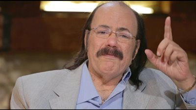 بكى على الهواء.. قصة مؤثرة لـ «طلعت زكريا» مع والدته 