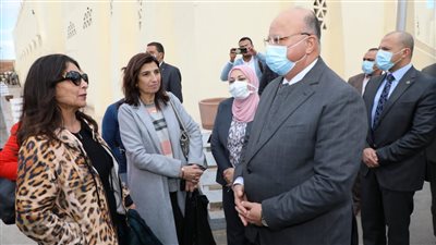 محافظ القاهرة يناقش مشاكل صناعة الفخار