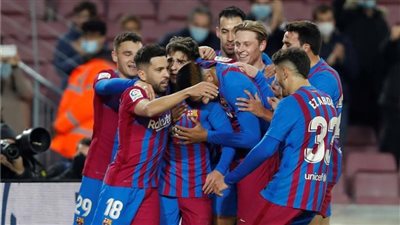 تشافي يعلن قائمة برشلونة لمباراة إشبيلية في الليجا