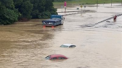 مياه الفيضانات تشرد الآلاف في كوالالمبور | فيديو
