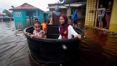 فيضانات ماليزيا تشرد أكثر من 21 ألف شخص|صور