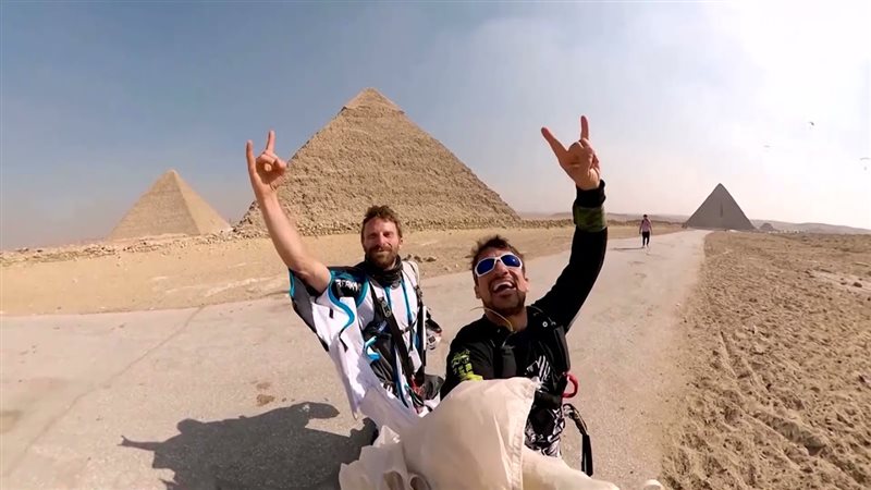 مغامر فرنسي في الاهرامات