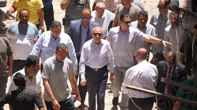 محافظ القاهرة يشرف على عمليات البحث عن المفقودين أسفل عقارات حدائق القبة المنهارة (فيديو وصور)