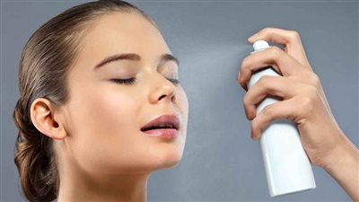 أبرزها ماء الورد ونشا الذرة.. مواد طبيعية لتثبيت المكياج في عز الحر