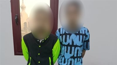 ضبط شخصين ظهرا بصورة متداولة يحملان بندقية آلية وهمية بالجيزة