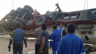 انقلاب سيارة مواد بترولية بطريق «السويس – الإسماعيلية»