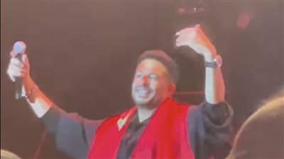 محمد حماقي يرفع علم المغرب ويتفاجأ بهدية خلال حفله بمهرجان موازين (فيديو)