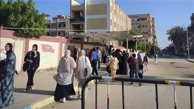 توافد طلاب الثانوية العامة بالإسماعيلية لأداء امتحان اللغة العربية (صور)