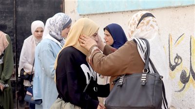 لمواجهة الغش بالسماعات والموبايل، تفتيش ذاتي لطلاب الثانوية العامة في الدقهلية (صور) 