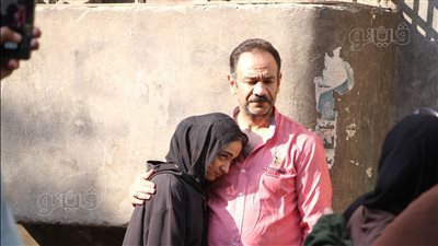 الأب حنين رزق، والد طالبة ثانوية عامة يطمئنها قبل امتحان اللغة العربية (صور)