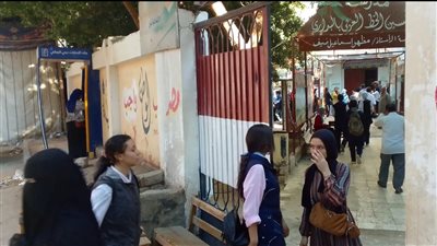 سيارات الشرطة تجوب الشوارع لتأمين لجان الثانوية العامة بأسيوط (فيديو) 