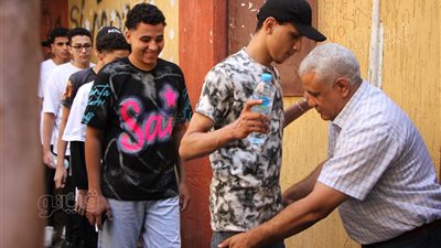 تفتيش طلاب الثانوية العامة بالعصا الإلكترونية قبل دخول اللجان (فيديو وصور)