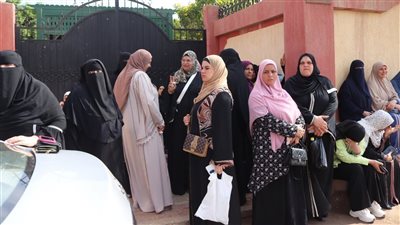 يرددون الأدعية، أولياء أمور طلاب الثانوية العامة أمام لجان الدقهلية (صور) 