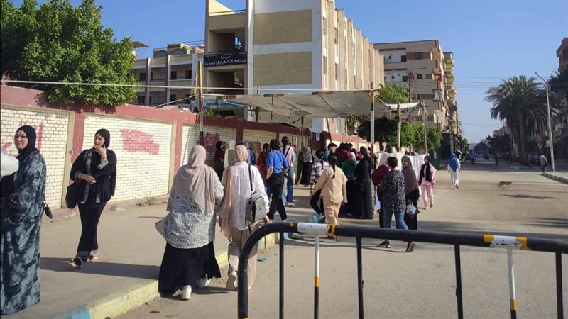 جانب من توافد الطلاب،