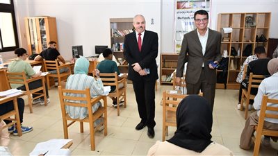 رئيس جامعة القناة يتابع امتحانات كلية السياحة والفنادق (صور) 