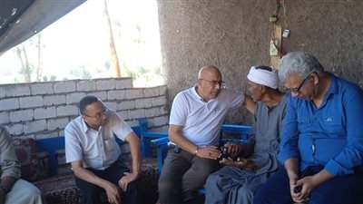 وكيل وزارة الصحة بقنا يزور مريضا في منزله ليعتذر له عن تقصير المستشفى العام