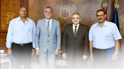 أسامة ربيع يكرم مشرفي محطة إرشاد القنطرة لحسن تصرفهما خلال حادث جنوح سفينة الغطس (صور)