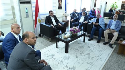 وزير الإسكان يتفقد المركز التكنولوجي لخدمة المواطنين بجهاز مدينة بدر