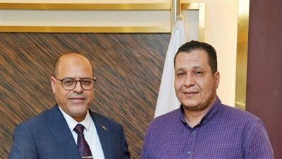 وزير العمل يُكافئ موظفا أعاد مبلغا ماليا قام بتحويله عن طريق الخطأ 