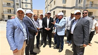وزير الإسكان يتفقد أعمال تطوير المحاور والطرق الرئيسية ومشروعا سكنيا ومحطة صرف صحي بمدينة بدر