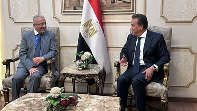 خالد عبدالغفار يستقبل وزير الصحة التونسي بمطار القاهرة الدولي