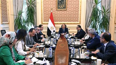 رئيس الوزراء يلتقي أعضاء اللجنة الاستشارية للاقتصاد الكلي