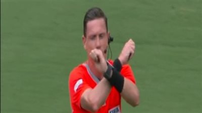 ظهرت لأول مرة في الملاعب، سر إشارة حكم مباراة ريال مدريد وباتشوكا 