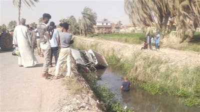 أهالي الفيوم ينتشلون سيارة أجرة سقطت في مصرف البطس 