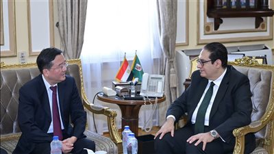 رئيس جامعة القاهرة يبحث تعزيز علاقات التعاون مع شاندونغ الصينية