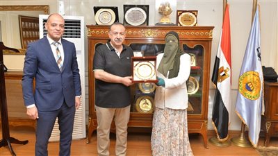 المنيا تسلم محافظ أسيوط درع التقدير لدعمه الفني واللوجستي لقطاع الطرق