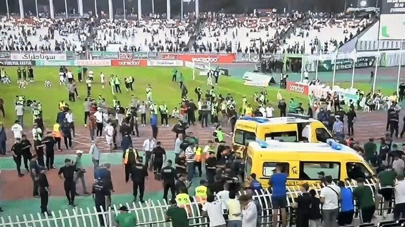 سقوط مشجعين من المدرجات