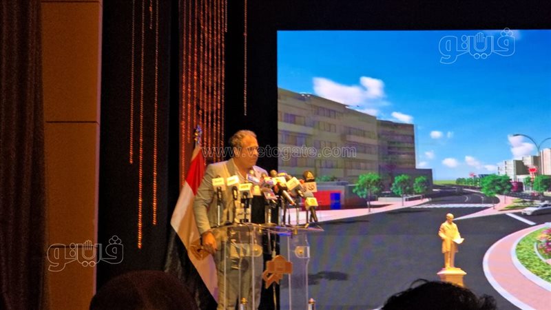 النحات عصام درويش.